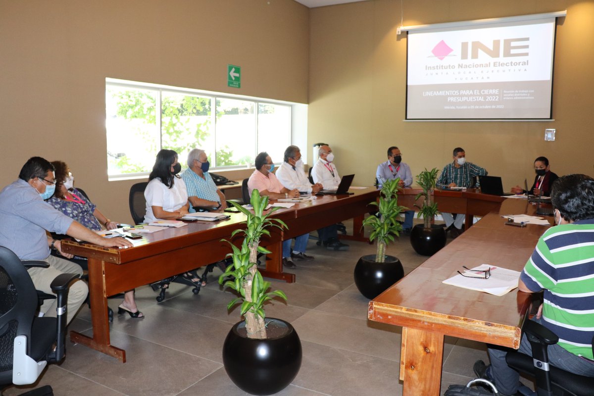 INEYucatan's tweet photo. El vocal Secretario del @INEYucatan, José Luis Aboytes, con el acompañamiento del Vocal Ejecutivo, Luis Guillermo @sandenis67 Alvarado Díaz, encabezó una Reunión con Vocalías Distritales y Enlaces Administrativos relativa a los Lineamientos para el Cierre Presupuestal 2022. https://t.co/0FdyFq4VYQ