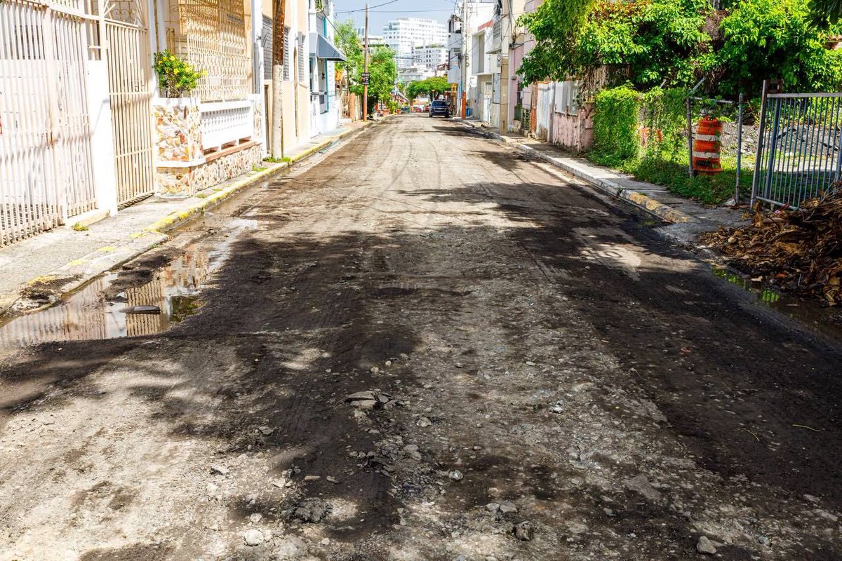 Miguel_Romero_'s tweet image. ¡Ya se trabaja la reparación de calles en la zona de la Placita de Santurce! Hoy se escarificó en las calles cercanas como la Dos Hermanos. #SanJuan #TusCallesAlDía.
