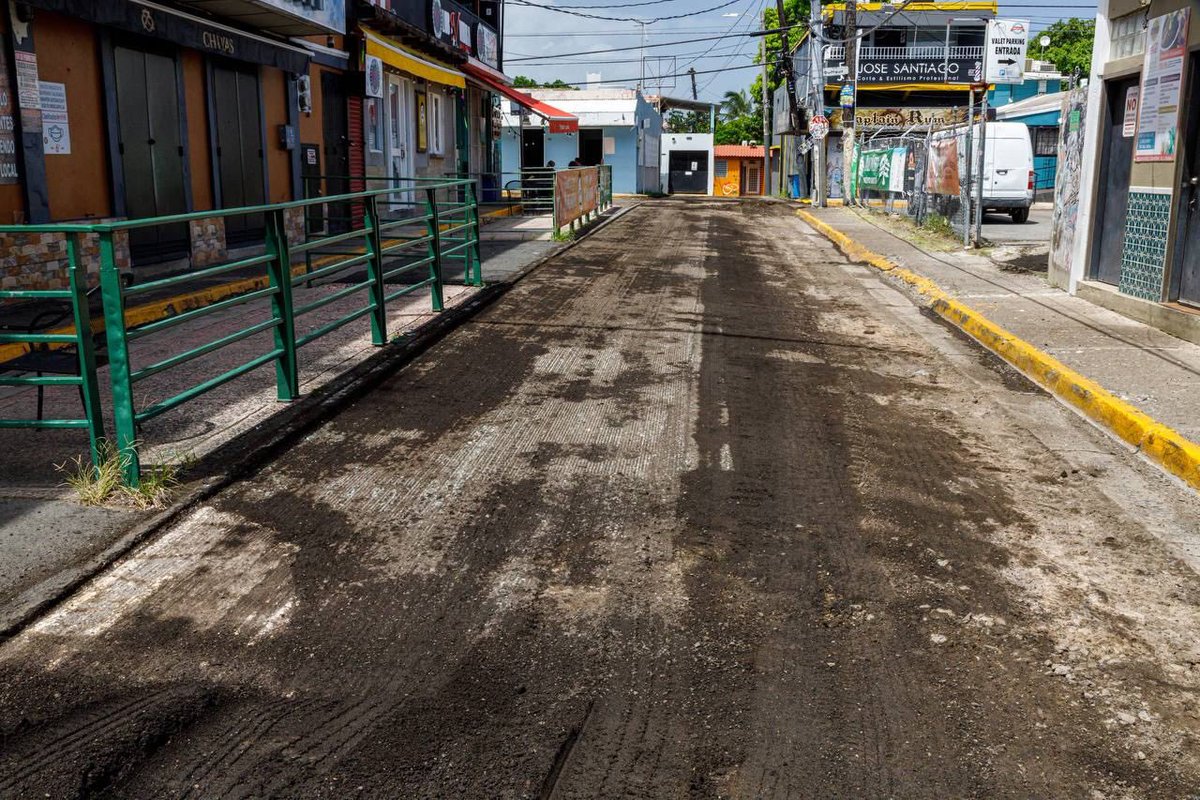 Miguel_Romero_'s tweet image. ¡Ya se trabaja la reparación de calles en la zona de la Placita de Santurce! Hoy se escarificó en las calles cercanas como la Dos Hermanos. #SanJuan #TusCallesAlDía.