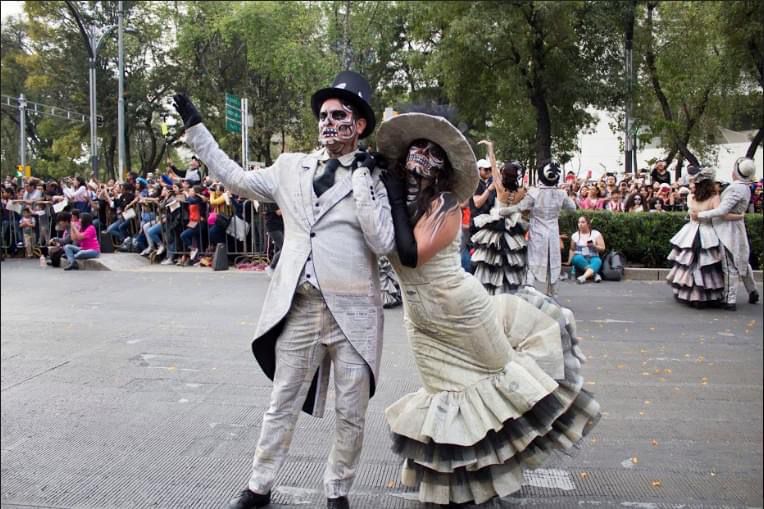 AlertaQro's tweet photo. 💀Catrinas y catrines desfilarán por el centro histórico este 1 de Noviembre.
 
📌Tras un año de suspensión por pandemia, queda confirmado que el desfile de catrinas y catrines de Querétaro ¡regresa este año!

Aquí todos los detalles ➡️https://t.co/dEsmWmmA23 https://t.co/PV4SbmW3Iu