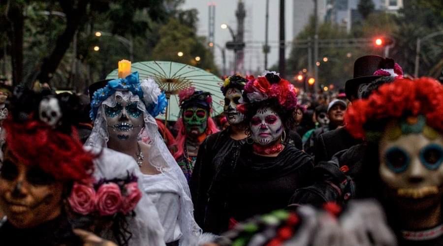 AlertaQro's tweet photo. 💀Catrinas y catrines desfilarán por el centro histórico este 1 de Noviembre.
 
📌Tras un año de suspensión por pandemia, queda confirmado que el desfile de catrinas y catrines de Querétaro ¡regresa este año!

Aquí todos los detalles ➡️https://t.co/dEsmWmmA23 https://t.co/PV4SbmW3Iu