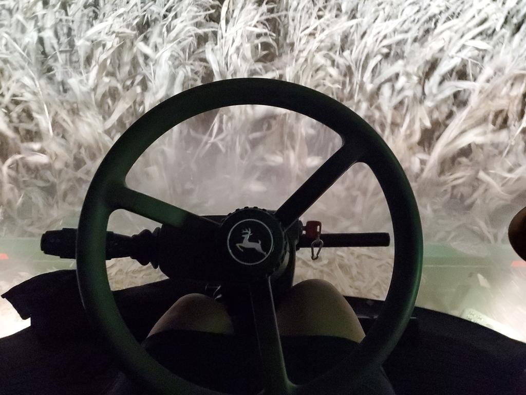 kruser1980's tweet photo. @aprilhemmes Just switchedcombine heads from #corn back to harvest #soybeans https://t.co/Tu0MFp5IZr