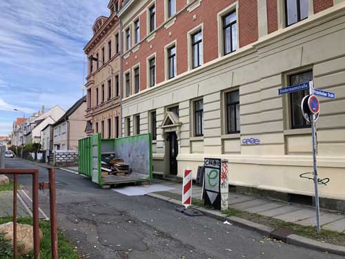 In #Connewitz, in der Biedermannstr. 105, bahnt sich evt. eine Sanierung an. Nachbar*innen wiesen uns heute darauf hin: Riskante Entrümpelungsaktion für Passant*innen - und dass der Campus-Group (siehe z.B. <a href="/KE5563/">Kantstraße5563</a>) das Objekt gehören könnte. Wer kann uns genaueres berichten?