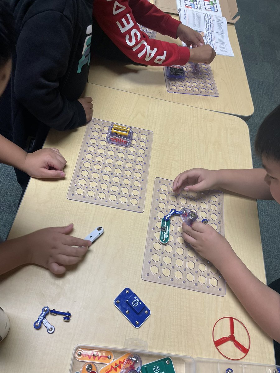 Students enjoying a visit from <a href="/vaughanpl/">VaughanPublicLibraries</a> exploring maker items! #makerspace #coding #creativity #yrdsbarts @YRDSBArts <a href="/TestonVillagePS/">Teston Village P.S.</a>