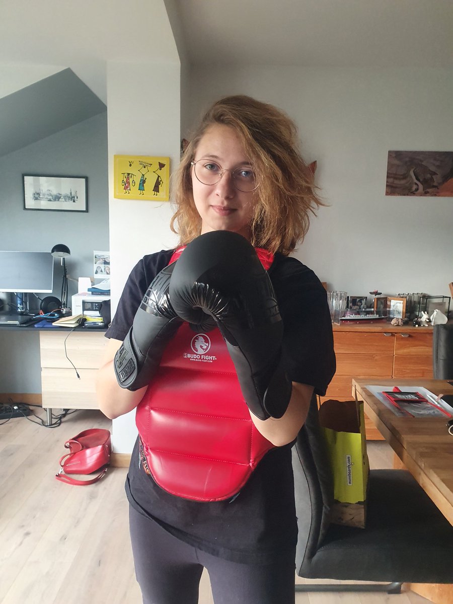 Elles portent leurs cheveux libres, attachés, sous des bonnets, colorés ou au naturel. Lorsqu'elles les coupent, elles les donnent à des associations. Elles sont jeunes et libres, ce sont mes filles. Mon cœur de mère est malade de penser qu'on peut mourir à 20 ans pour ça.