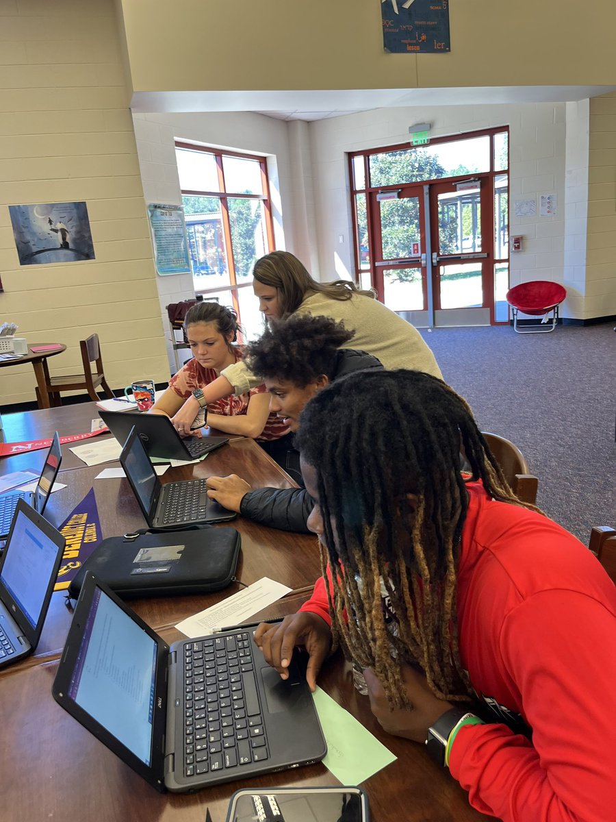 ClintonHSGuide's tweet photo. We had a great College Application Day at CHS yesterday! #CAMSC2022 @SCCANGO https://t.co/nNKs7h1iZ1