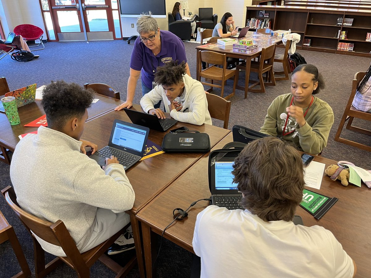 ClintonHSGuide's tweet photo. We had a great College Application Day at CHS yesterday! #CAMSC2022 @SCCANGO https://t.co/nNKs7h1iZ1