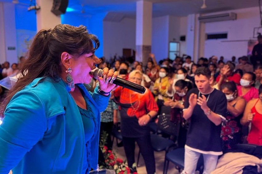 ProfetaAnaM's tweet photo. Hermoso momento que vivimos en Colombia  Córdoba 🇨🇴✨

La presencia de Dios se manifestó tocando los corazón de cada una de las personas.  Un mover tan hermoso de estos últimos tiempos, donde Dios está levantando una generación deseosa de cumplir su palabra. 

Gracias Señor Jesús https://t.co/EZZfkHuRzM