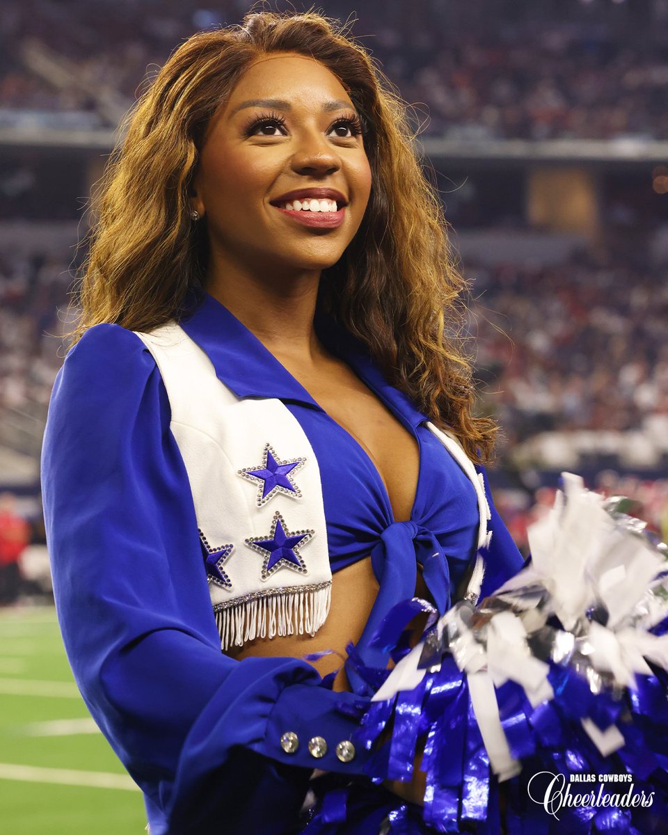 DCCheerleaders's tweet photo. It's truly a STAR-studded smile ⭐️🤩

#WorldSmileDay | @Invisalign | @RXSMILE https://t.co/VX4BKWoQOB