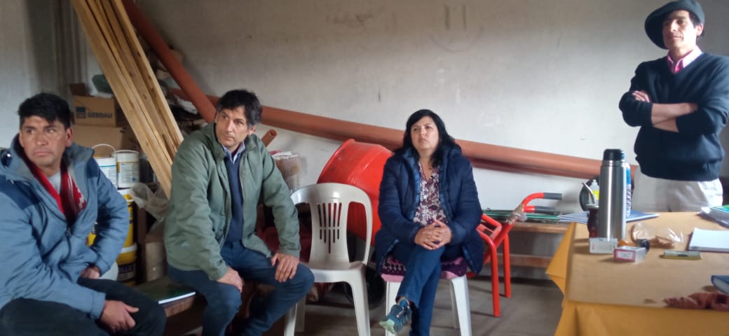 SecProdeIndNqn's tweet photo. Junto al Sec de Planificación del Desarrollo y la Competitividad, @JorgeNeme_ el Min @FLR_NQN y la subs @AmaliaSapag sobrevolaron proyectos #PISEAR #PRODECCA de electrificación (Catan Lil, Huiliches y Lácar), obra de acceso al agua Com Painefilú y visitaron la Comunidad Cayulef. https://t.co/fKwOoQecjB