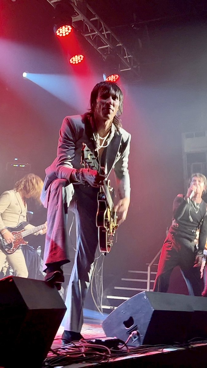 LeBeautifulMess's tweet photo. Some of my pictures of ⁦@SebastianDanzig⁩ from the ⁦@PalayeRoyale⁩ concert in Minneapolis. 💖 https://t.co/dTgeykpO3T