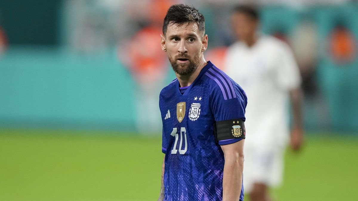 AHORA: Lionel Messi tiene una lesión ligamentaria que lo va a dejar afuera por un mes. 
Es baja confirmada en Argentina para la Copa del Mundo. Baja fuertísima para Scaloni.