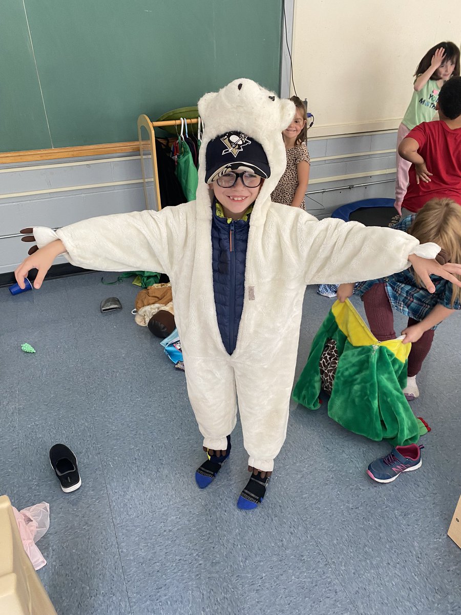 pulsiferkaitlyn's tweet photo. Today we had SO much fun exploring in the Learning Lounge for the first time this year with our grade primary buddies! We had such a great time, we BEAR-ly wanted to leave!! @DwightRossElem #SeeWhatWeAreLearning https://t.co/swCzAcC3tJ