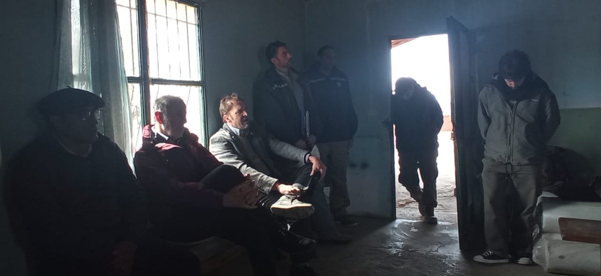 SecProdeIndNqn's tweet photo. Junto al Sec de Planificación del Desarrollo y la Competitividad, @JorgeNeme_ el Min @FLR_NQN y la subs @AmaliaSapag sobrevolaron proyectos #PISEAR #PRODECCA de electrificación (Catan Lil, Huiliches y Lácar), obra de acceso al agua Com Painefilú y visitaron la Comunidad Cayulef. https://t.co/fKwOoQecjB