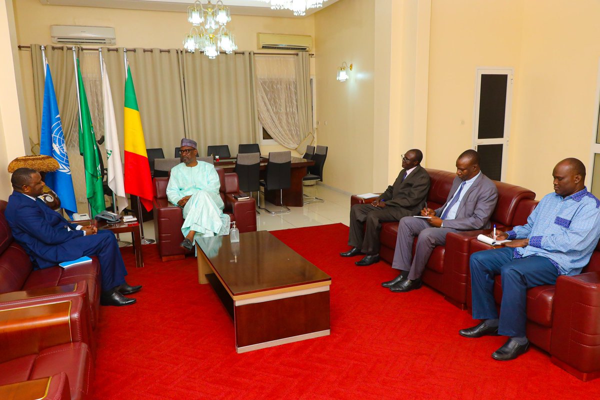 S.E.M @AbdoulayeDiop8 a reçu en audience ce mercredi, l'Ambassadeur désigné du Mali au Burkina Faso, S.E.M. Issouf Oumar MAIGA, venu s’enquérir des directives et orientations avant de rejoindre son poste.