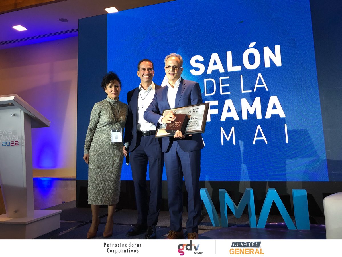 AmaiMexico's tweet photo. Entrega del reconocimiento a @JavierAlagon por su ingreso al Salón de la Fama AMAI ¡Enhorabuena! 👏🏻����🏻👏🏻 

@GabySakl 
@gdevilla1 
#IDEASAMAI2022 https://t.co/wtIqbVgjjo