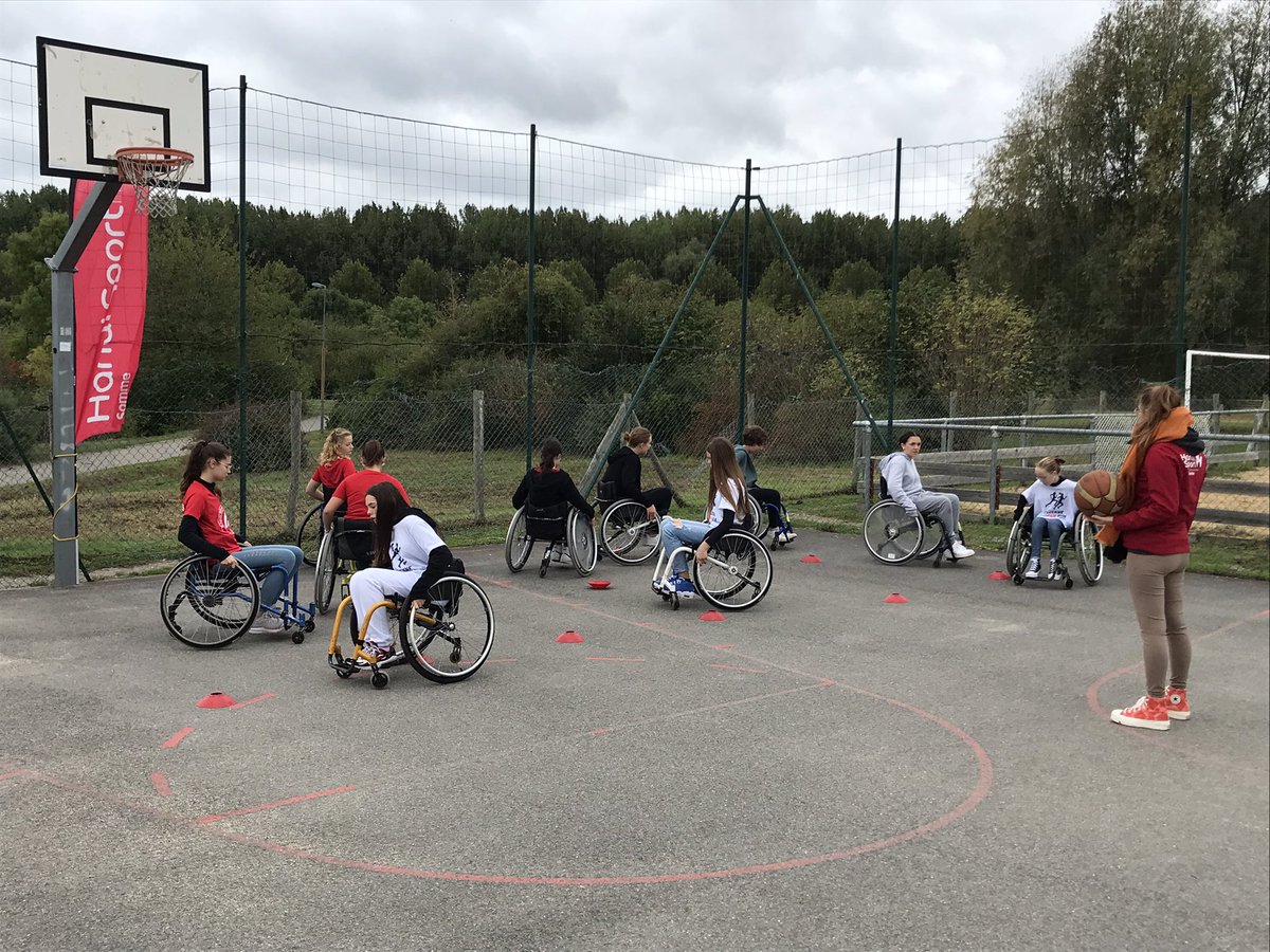 AmiensUnss's tweet photo. #lycéenneMaifRun @AcAmiens @hautsdefrance plus de 250 jeunes lycéennes au parc du grand marais à @amiens. Promotion du sport féminin à @unss. Un grand événement proposant 10 activités différentes. Présence d’un village santé avec divers partenaires dont la @MAIF. L’UNSS en 💪👍🥇 https://t.co/q87OBT634t