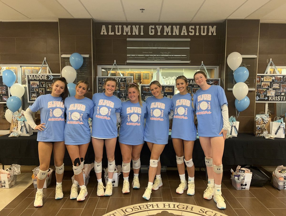 SaintJoeVB's tweet photo. ❤️ We LOVE our Seniors ❤️ https://t.co/3C8uaiY6pQ