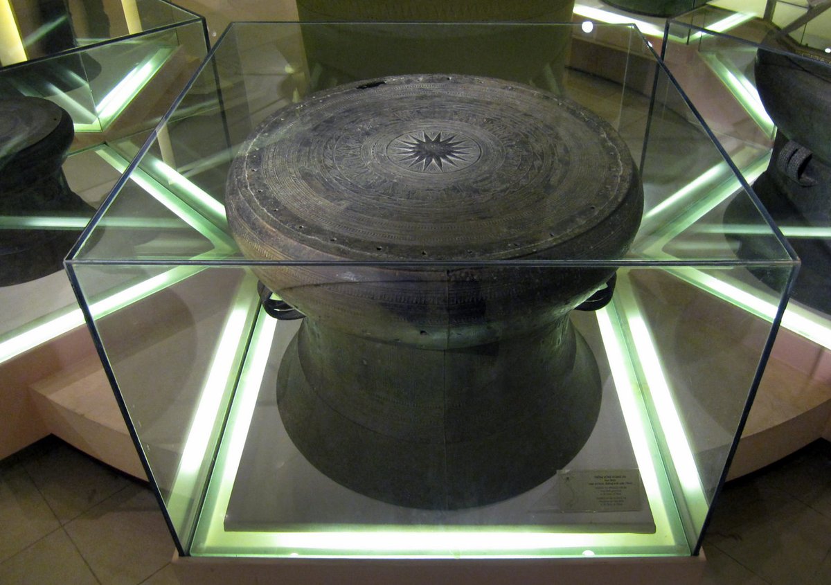 The Đông Sơn drum developed an important status in Southeast Asia and they can be considered one of the first animated objects of the Bronze Age. New essay by Mya Chau smarthistory.org/dong-son-drums/ #SoutheastAsia #Vietnam #ArtHistory #drum #ancientart #BronzeAge #OER