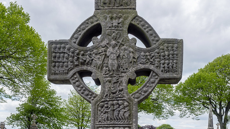 Originally painted, monumental crosses in Ireland, like the Muiredach high cross, are the largest freestanding sculpture from the Middle Ages. New video: smarthistory.org/muiredach-cros… #Ireland #ArtHistory #MedievalArt #OER #Sculpture