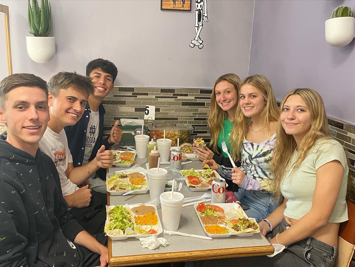 GEWorldLangs's tweet photo. Spanish AP and Spanish 5 field trip to explore Pilsen, enjoy the museum exhibits, view the beautiful murals and eat some authentic Mexican food! @GlenbardDist87 @GE_Rams https://t.co/KDb6HPYK9p