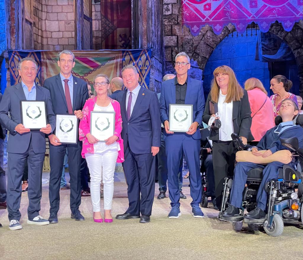 TalaveraAyto's tweet photo. 🏵 El Ayuntamiento de #TalaveraDeLaReina destaca el “ejemplo de superación y de talento” en una nueva edición de ‘Excelentes’ con mucho color talaverano.
#Premios #Excelentes #Enclm #Superación #Talento #Esfuerzo #Trayectoria #TalaveraDeLaReina

👉+info: https://t.co/Ey4y3h4P4d https://t.co/wCFmmWBljU