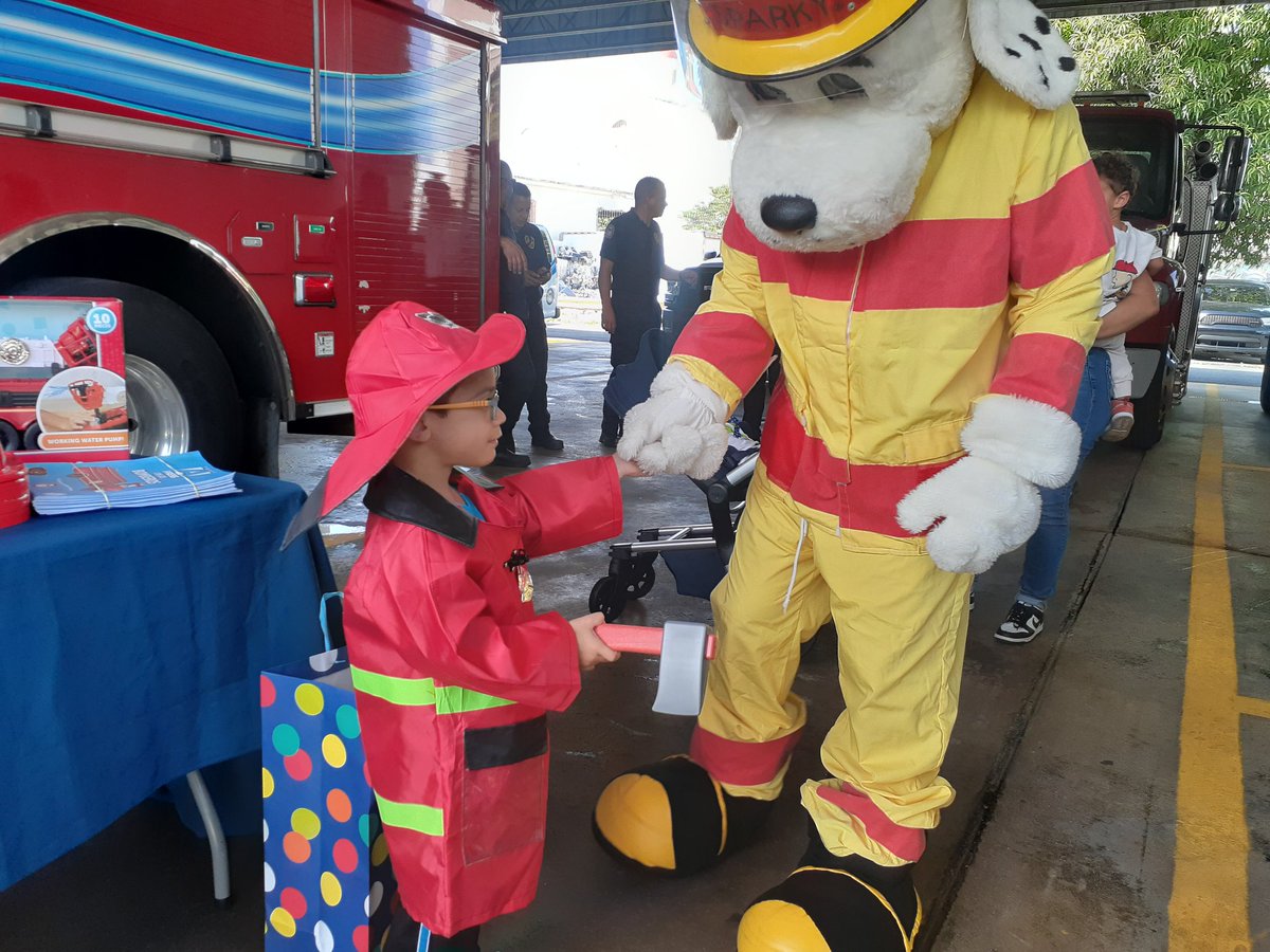 Bomberos_de_PR's tweet photo. ¡Yahir cumpleaños! @Bomberos_de_PR celebró la vida de Yahir quien disfrutó junto a su familia una tarde en la estación de bomberos. Yahir es parte de la campaña de @mdapr "Llena la bota", a beneficio de los pacientes de distrofia muscular. Gracias Yahir por regalarnos tu alegría! https://t.co/7ce4qemTi8