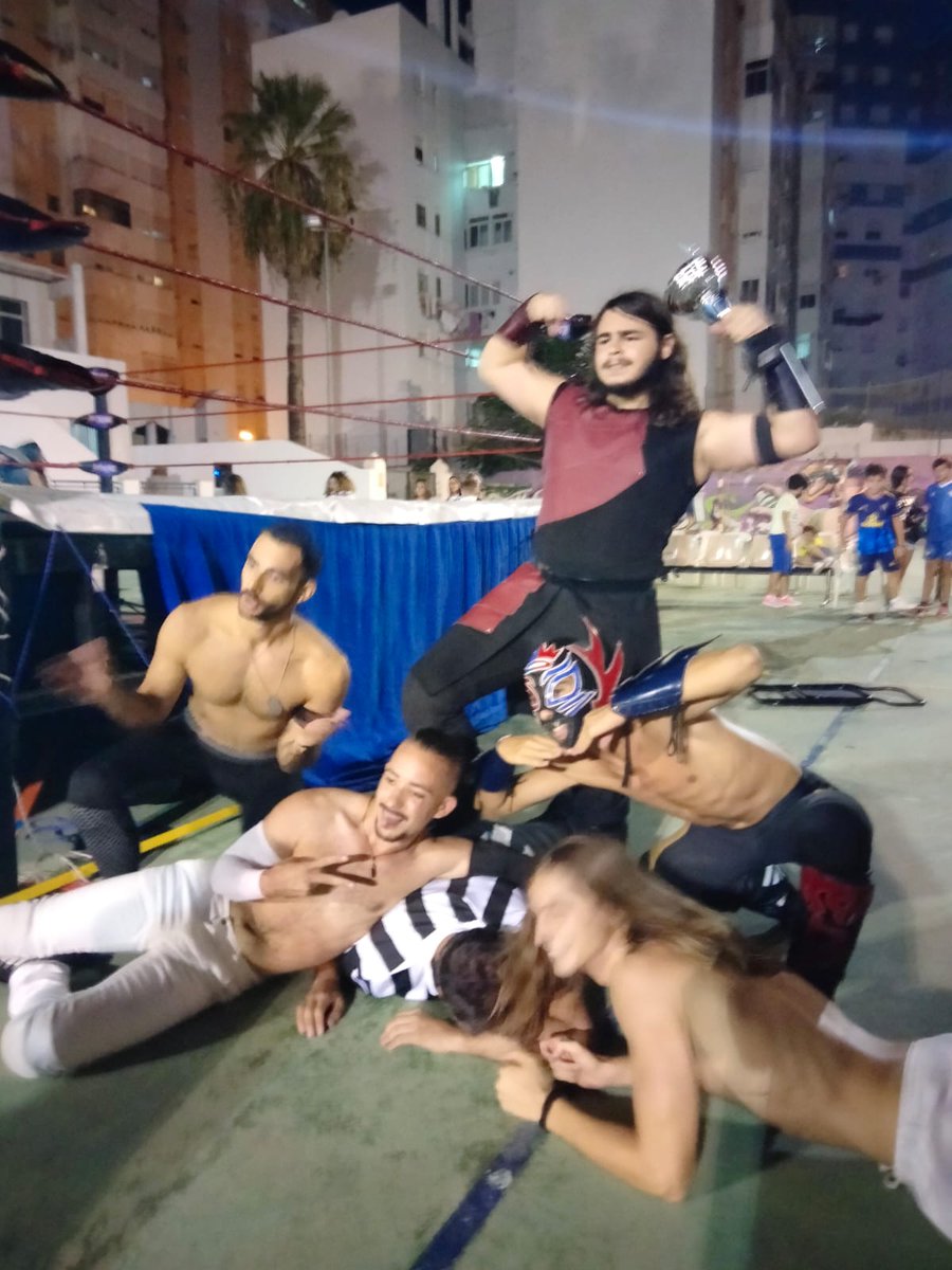 Planead lo que queráis, pero mira cómo salió Kin en el último show.
Besos de Judas y de la Nueva NTWE