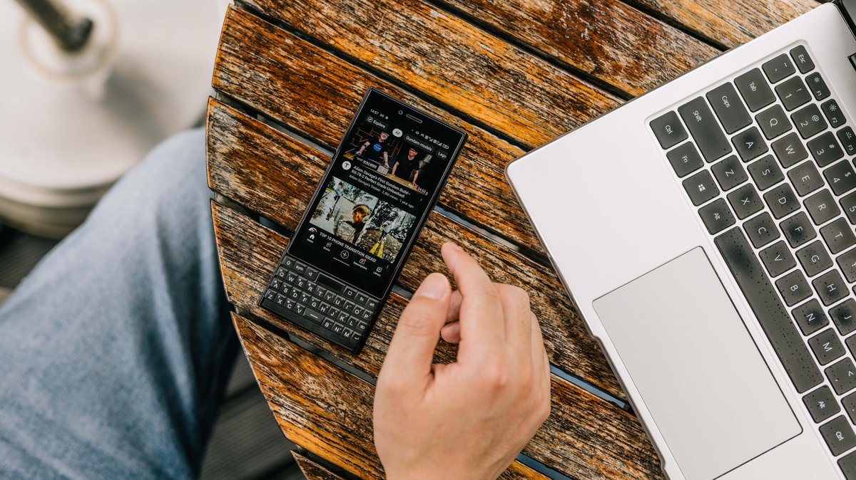 Unihertz's tweet photo. The nostalgic muscle memory of using an old PKB phone kicked in when the moment I held #TitanSlim, it's amazing, you should try!😮

🛍️https://t.co/ntHvFtsTyq

#Unihertz #Titan #physicalkeyboard https://t.co/dtILDyxS0z