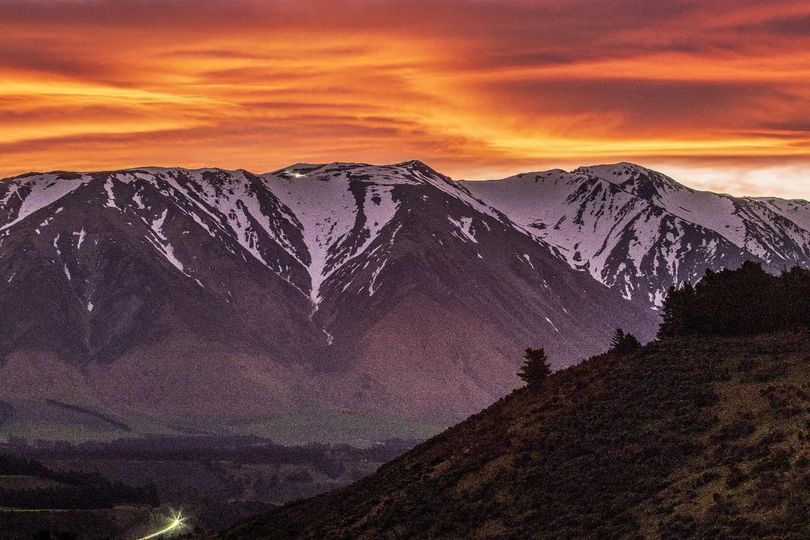 CanterburyMid's tweet photo. ☀️ Sunset over Mt Hutt 😍
.
Gorgeous capture by @heispatrick - thank you for letting us share! 
.
#mthutt #YourMountainIsCalling #visitmidcanterburynz #explorechc https://t.co/wNOVPWmet6