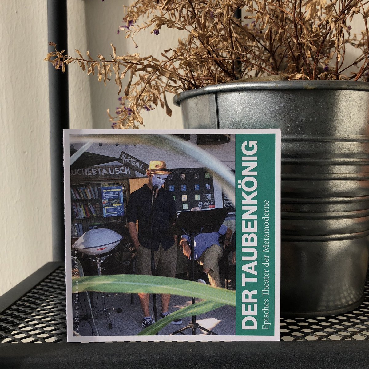 dertaubenkoenig's tweet photo. »Der Taubenkönig – Episches Theater der Metamoderne« cu @Book_Fair #fbm22 #metamoderne #metamodernism #solarpunk https://t.co/rFMDc9sChA