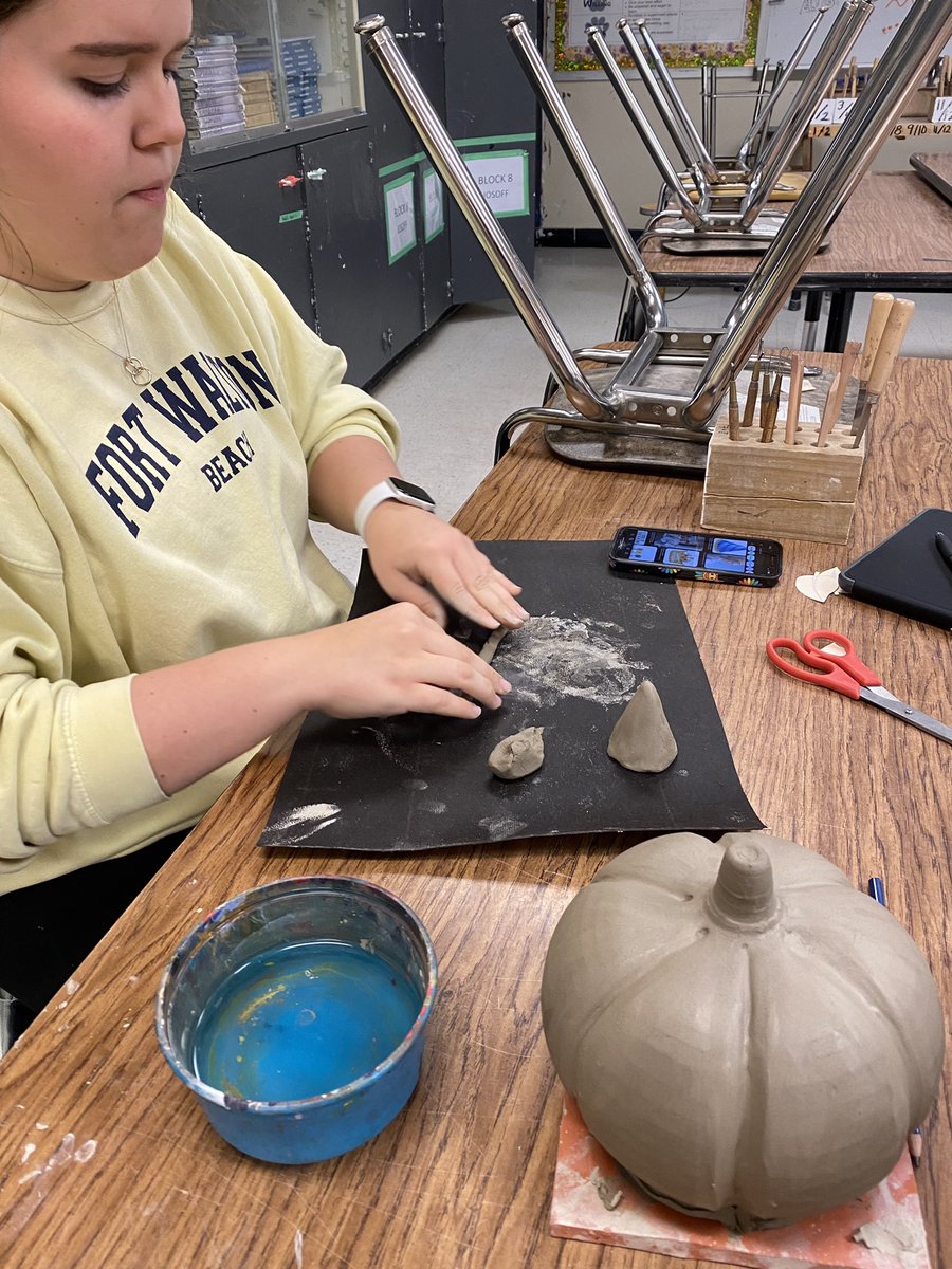 ddhanisch's tweet photo. @Ops_Burke Clay Club’s October theme is “Pumpkin Spice”. You have 3 more chances this month to create a spicy (or sweet) pumpkin. Clay club meets Wednesdays, 3:15 pm - 5:00 pm. Sign up in Room 241 with Miss Hanisch! #pumpkinspice #clayclub #pumpkin #jackolantern https://t.co/4TjIgVmOav
