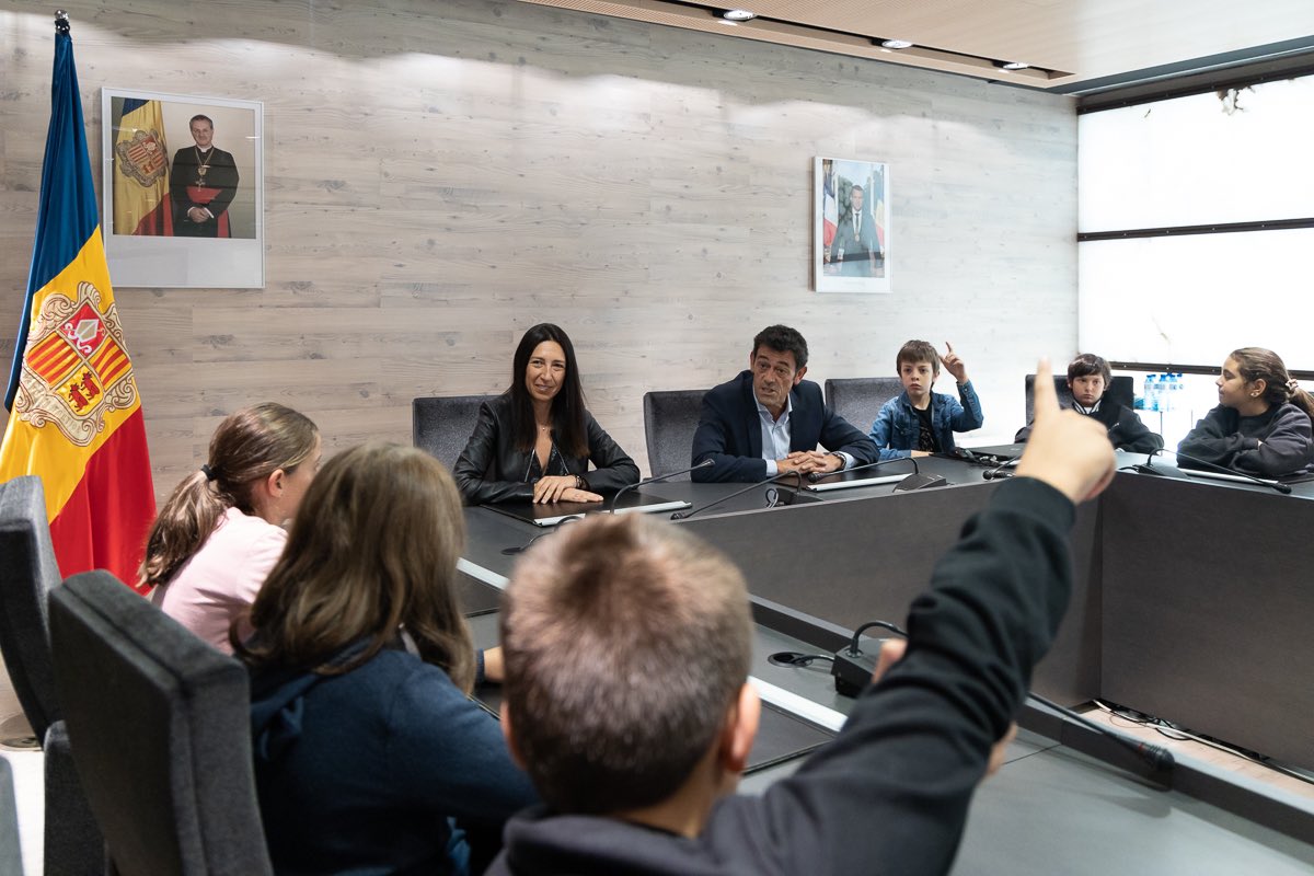 “Per què heu escollit fer política? Quantes hores treballeu? Rebeu moltes crítiques?” Aquestes han estat algunes de les preguntes que ens han fet els alumnes de CM2 de l’escola francesa d’Ordino. Un plaer compartir una estona amb tots ells. <a href="/ordinoesviu/">ordinoesviu</a>