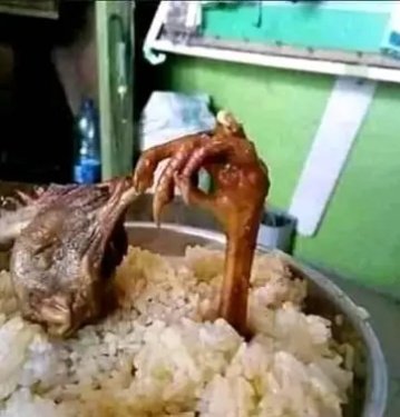 AceDiorr_'s tweet photo. Italian restaurant be like 
"Chickano de la deep critical thinker"😋😂 https://t.co/mBDz3ROnFq