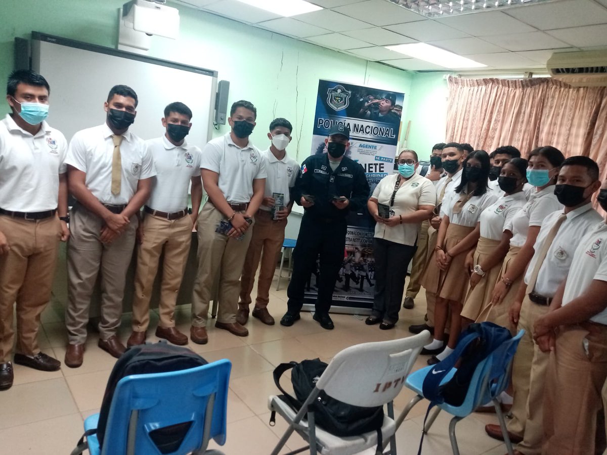Unidades de la Sección de Reclutamiento y Trabajo Social de la Zona Policial de Veraguas, continúan en el Instituto Profesional y Técnico de Veraguas en la captación y orientación a jóvenes interesados en ingresar a la Policía Nacional. #TrabajandoPorPanamá