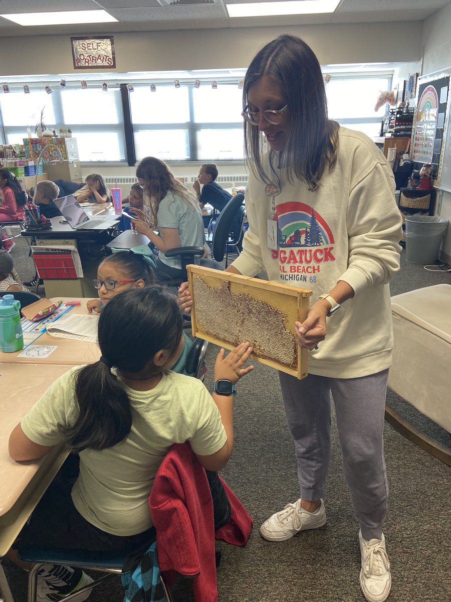 TheFortFalcons's tweet photo. 🗣Oh the power of guest speakers!Think we have any future bee keepers in this bunch? 🐝🍯 Today these 2nd graders expanded their knowledge of pollinators! What an awesome opportunity for these kids to learn from an expert bee keeper! #bpsne #bpsprojectstem https://t.co/hoU8oktFYT
