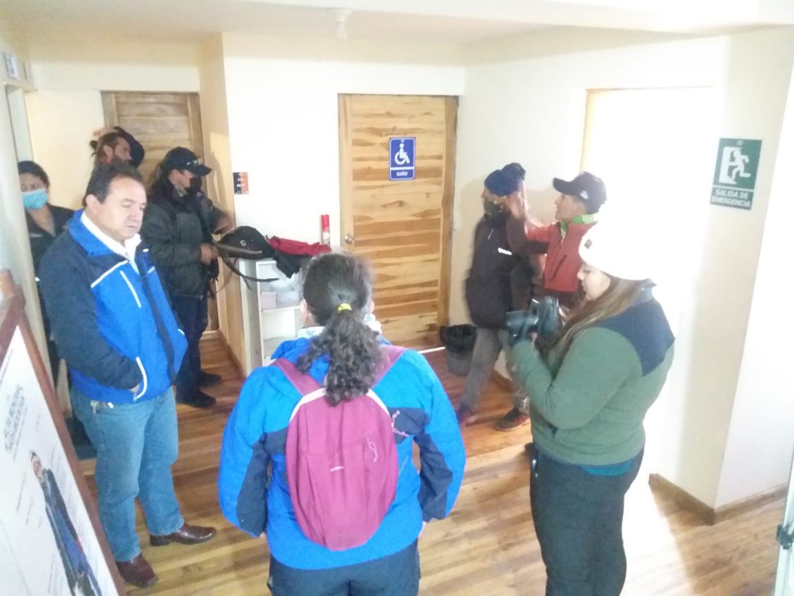 riobamba's tweet photo. Como parte de la administración del Refugio Carrel en la Reserva de Producción de Fauna #Chimborazo el equipo técnico de la Dirección de #Turismo del @MuniRiobamba en conjunto con lan entidades de control realizaron una visita técnica para cumplimiento de normativa legal https://t.co/ZQ8xQ1zLhT
