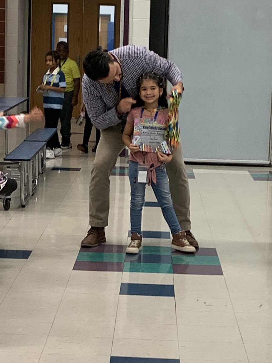 Miss_Amanda_LSW's tweet photo. Look at these first grade “Cool Muhls” 💙💛 So proud of these kiddos for following their high five rules and being such great examples for their classmates! @muhlsd #MECpride #determinedtorise @MrCraterMSD @HornbergerMSD @leilamesinger https://t.co/q5xSk5WNGK