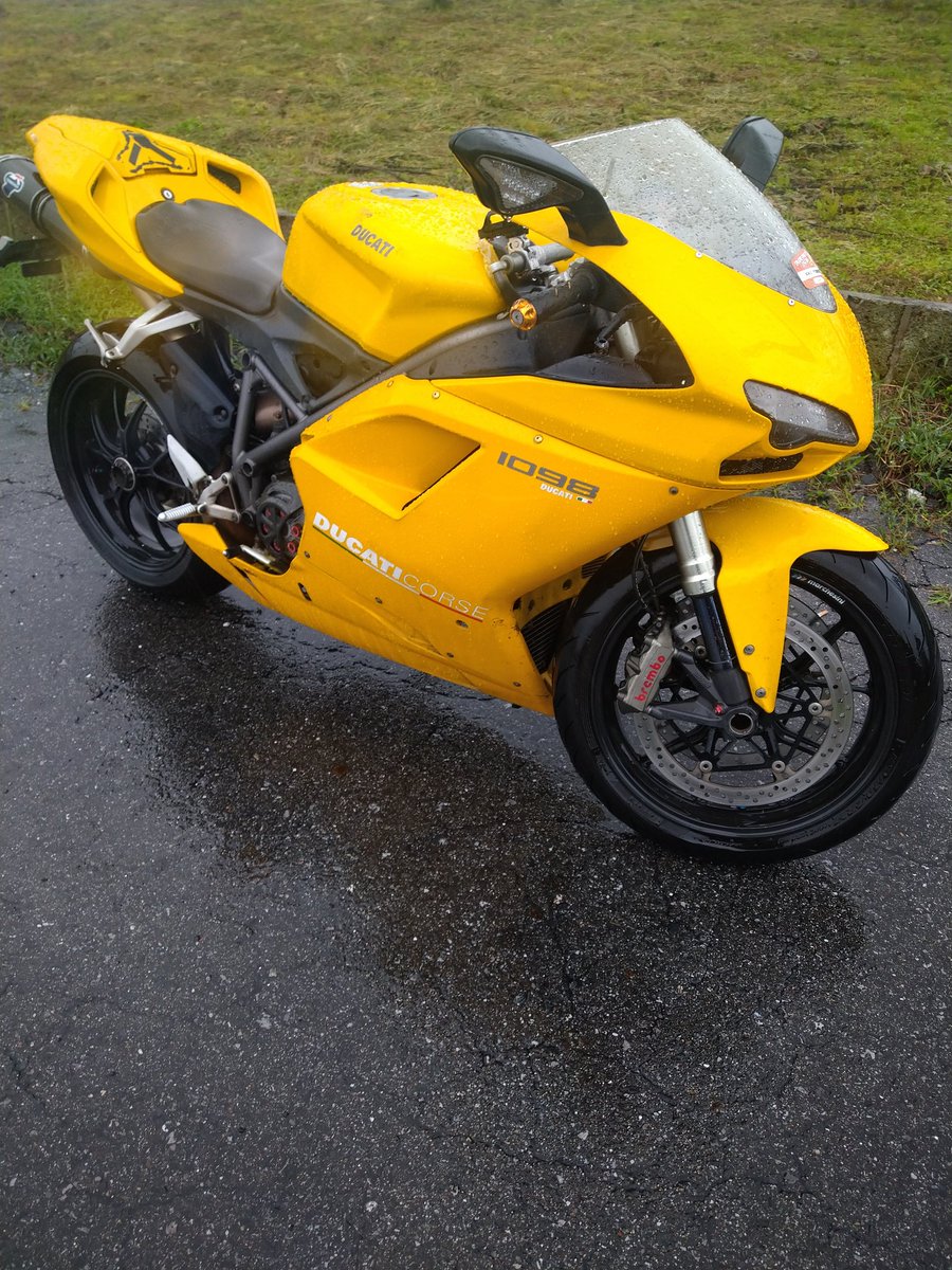 yoko_528's tweet photo. そいえばおっちゃんのバイク雨でも乗れるんだけどモテギ予選の土曜日どしゃ降りの中サーキット到着したとたんタンク脇からヤカンの沸騰した湯気みたいにシューって出てきてちょっと焦ったｗ https://t.co/1xLzOelrRO