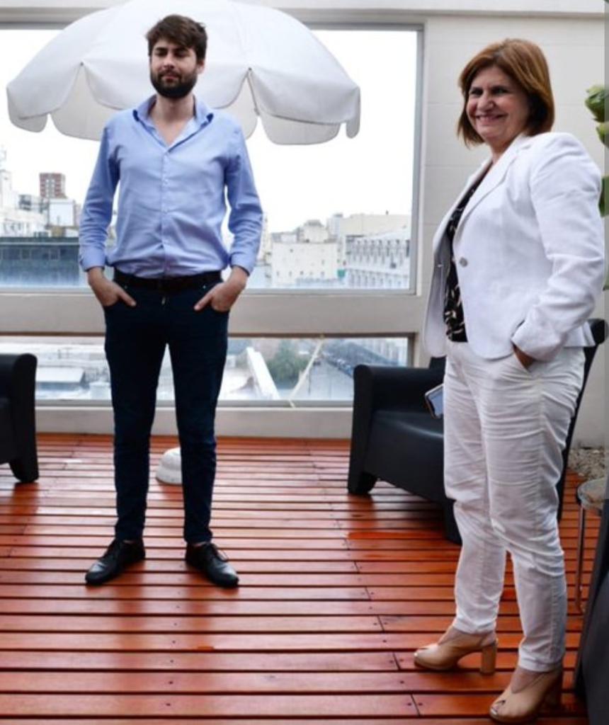 MoreauLeopoldo's tweet photo. Patricia Bullrich con " El Presto " que se fotografió con Videla y amenazó de muerte a Cristina Kirchner. Ahora se descubríó que estaba en contacto con Brenda la que participó en el intento de asesinato de Cristina. ¿ Será por esto que Patricia se negó a repudiar el atentado ? https://t.co/HjkJXeXKxO