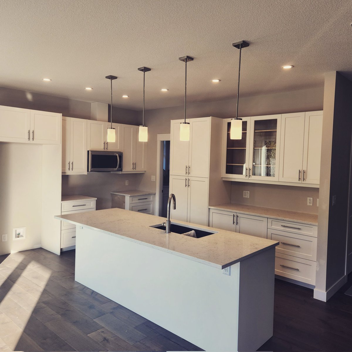 shiningknightco's tweet photo. Our latest kitchen. Design and install by @flyinhammer16 Countertops by @ViGranite
#customhomes
#millwork
#quality
#newhome
#projectmanagement
#bestincity
#nanaimo https://t.co/XNI2ZSwQ90