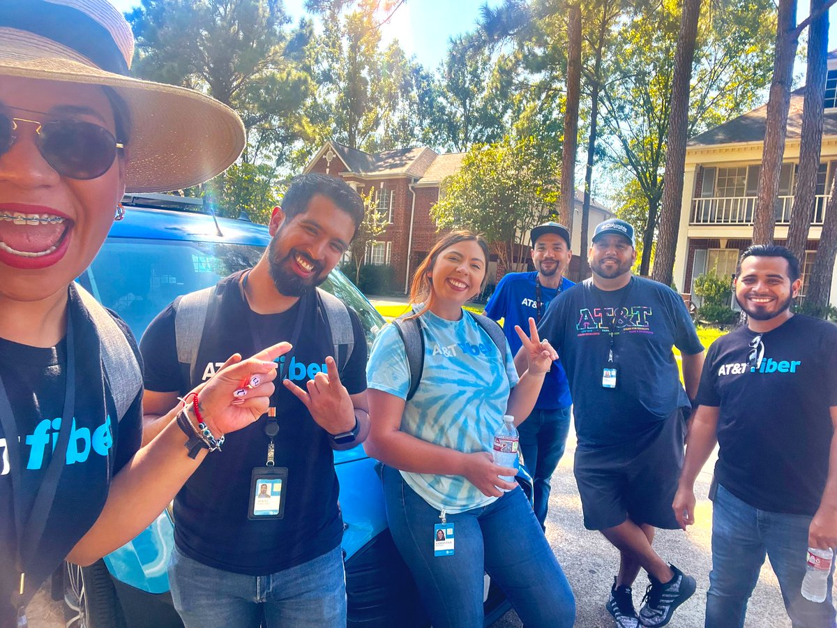 kirsten_peavey's tweet image. Who wouldn’t want to sign up for #ATTfiber service from this super fly crew?!? I mean… come on!!
🫶🏻🌐💙 🤩🦺💯

#FiberBolts⚡️
#STXfiberflex 
#WinAsOne 

@ChristineHuynh_ @EsmeSTX @sam__sotelo @AbRod1981 @georgesosaATT @Attdguz