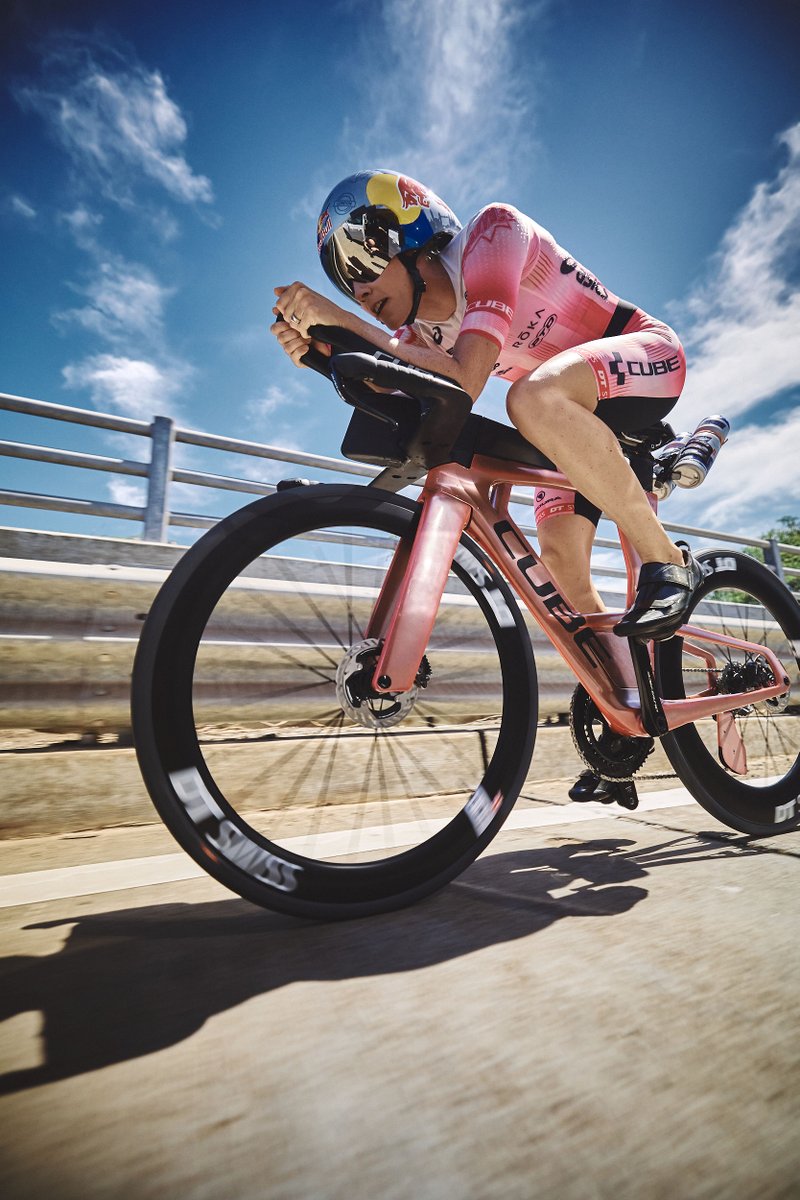 Kona favourite @LucyAnneCharles is pulling out all the stops for the race tomorrow, riding a new prototype bike from Cube! bit.ly/3M8r4d4 Photo: Cube/ @JamesMitchell5