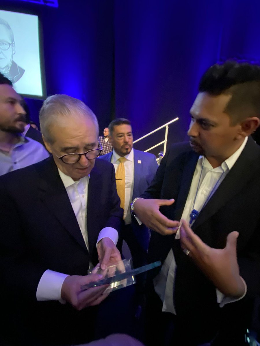 josemedranomc's tweet photo. Construir un proyecto aprendiendo de maestros como @EnriqueIbarraP ha sido un privilegio.
La política debe ser congruente y con educación.
Hoy en su homenaje, junto a mis amigxs le entregamos un reconocimiento a nombre de @pcongruente Jalisco. https://t.co/EXvASM2lUy