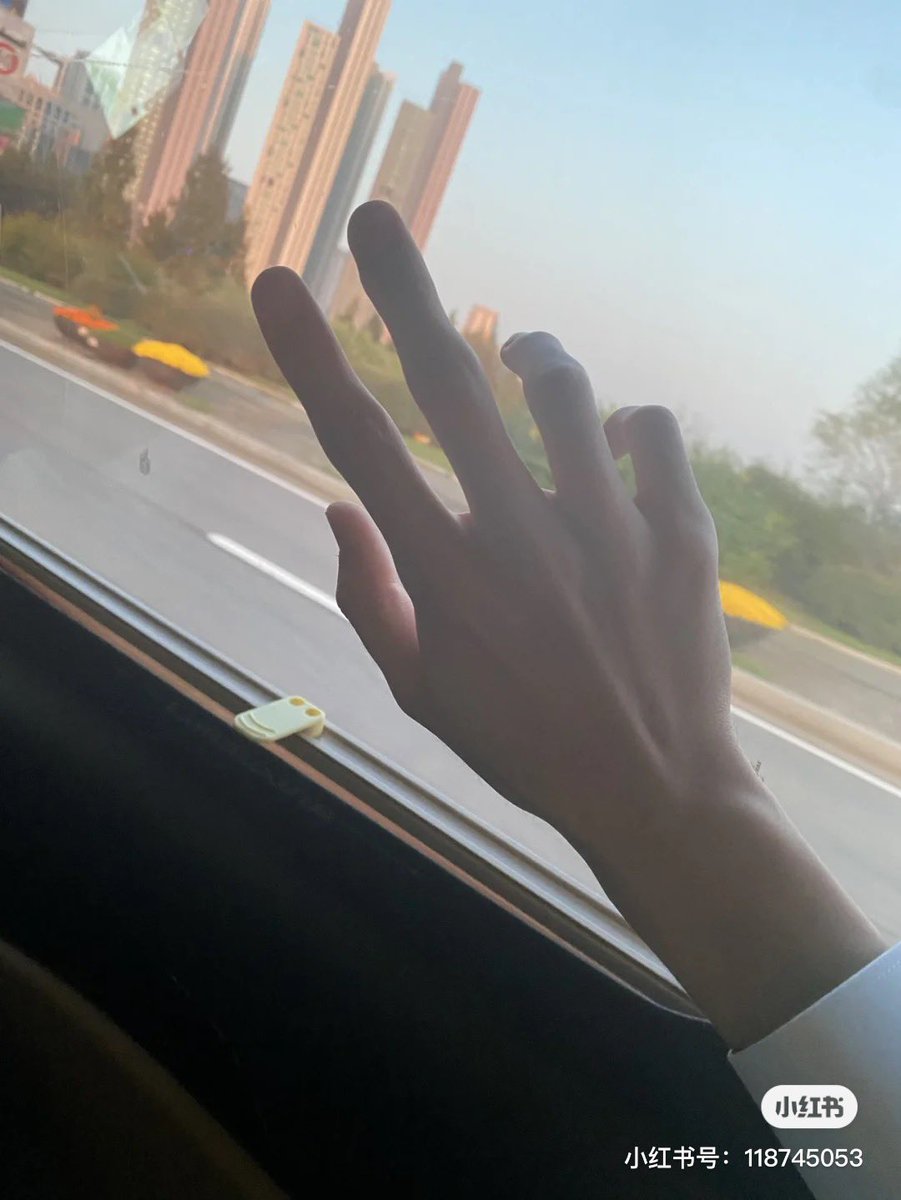 RaxieDa's tweet photo. what beautiful hands！！！！！#재찬 #DKZ https://t.co/OKvPhYzXls