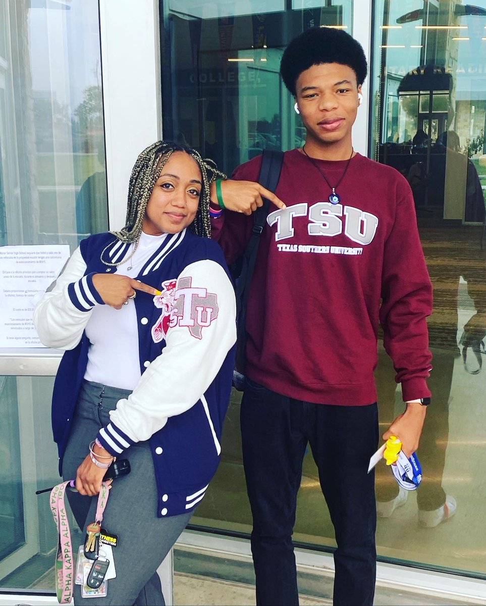 JessikaHearne's tweet photo. Don’t you just love ❤️ #CollegeShirtWednesdays? 🥰 #TSU #AllRoadsLeadToTexasSouthern @TexasSouthern 🐅 even though 1 of my scholars has @bayloruniversity in her future plans 🙂 #ILoveMyScholarsSoMuch #ISupportHerThough😊 #ISupportThem & Wherever they plan to go! #PrincipalHearne https://t.co/WZt3ixUhXY