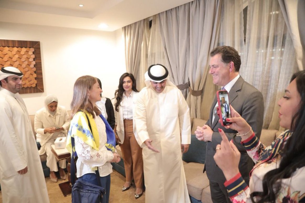 مع سعادة سفيرة المملكة المتحدة بالكويت بليندا لويس برفقة عمدة مدينة لندن اثناء زيارتهما لجمعية المحامين الكويتيه 
#جمعية_المحامين_الكويتية