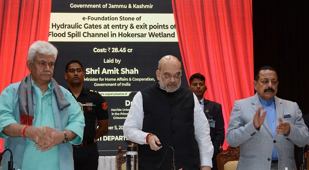 RadioChinar's tweet photo. Union Home &amp; Cooperation Min @AmitShah  inaugurated &amp; laid the foundation stone of 240 development projects of about Rs 2,000 crore in Srinagar &amp; Baramulla
LG @manojsinha_  &amp; Union Minister Jitendra Singh were present on the occasion
#Kashmir 
@FatimaDar_jk 
@MIB_India 
@republic https://t.co/VuSAxZkuyQ
