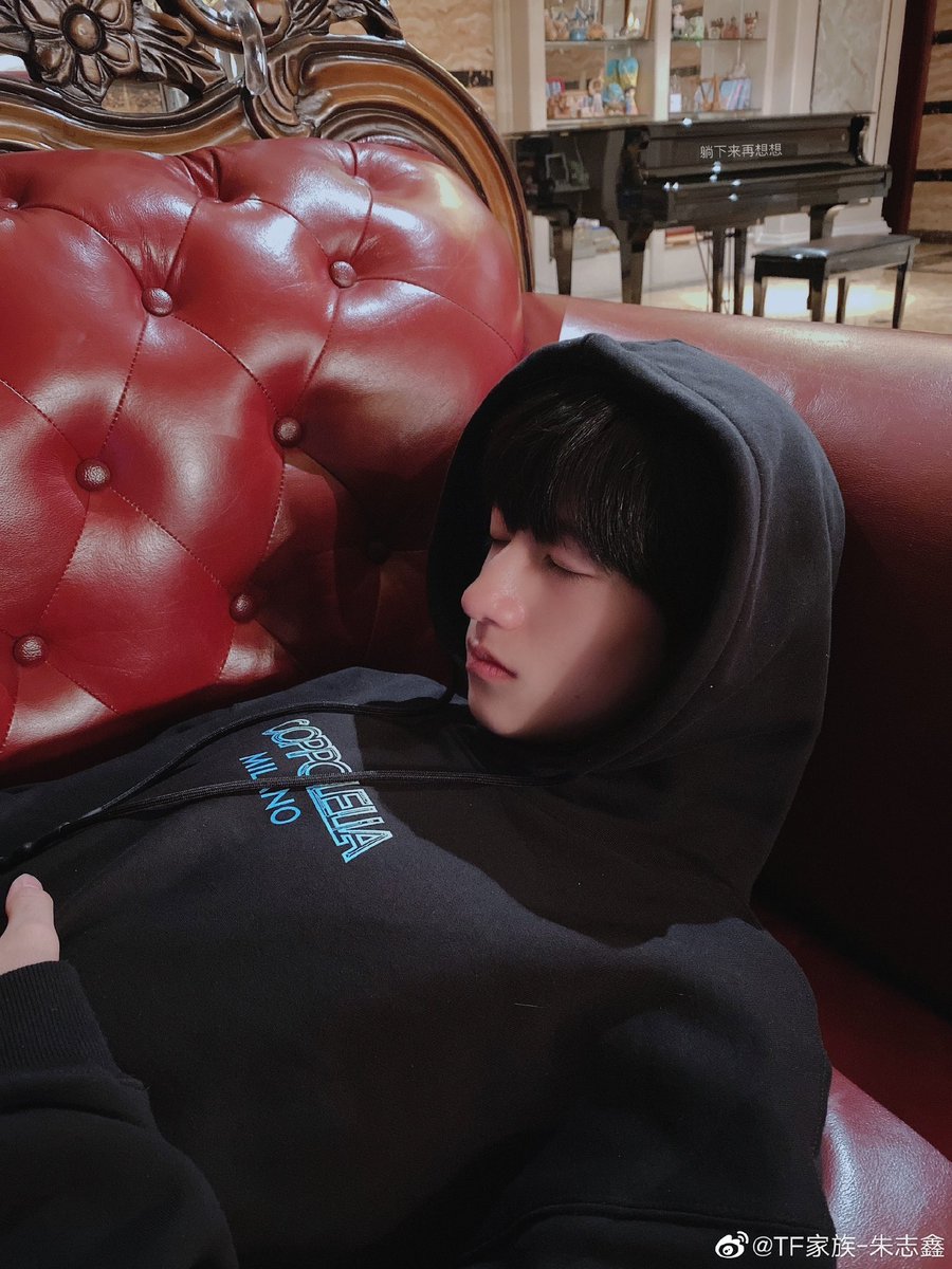 🔙 201006 2년 전 오늘의 즈신이 웨이보

饿了......🍗

#TF家族 #朱志鑫 #주즈신 #ZhuZhiXin