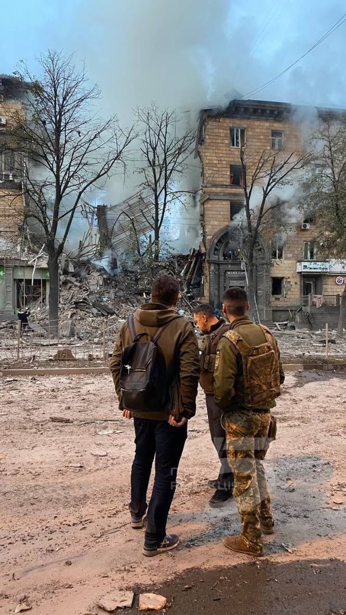 BackAndAlive's tweet photo. ❗️Наслідки удару росіян по Запоріжжю. Станом на 06:50 людей дістають з-під завалів. Точна кількість жертв невідома. Нагадаємо, за офіційними даними, за останні тижні місто зазнало більше 10 ворожих ракетних атак. У результаті загинуло 32 людини, більше 100 — постраждали. https://t.co/DQcIVO6hc7